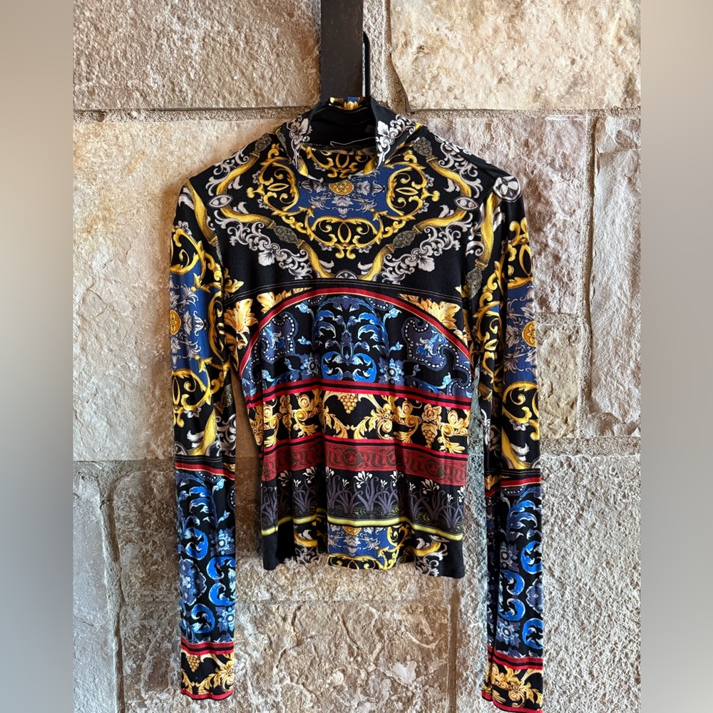 Alice + Olivia Baroque-Print Mock Neck Long Sleeve Top in Black and Gold